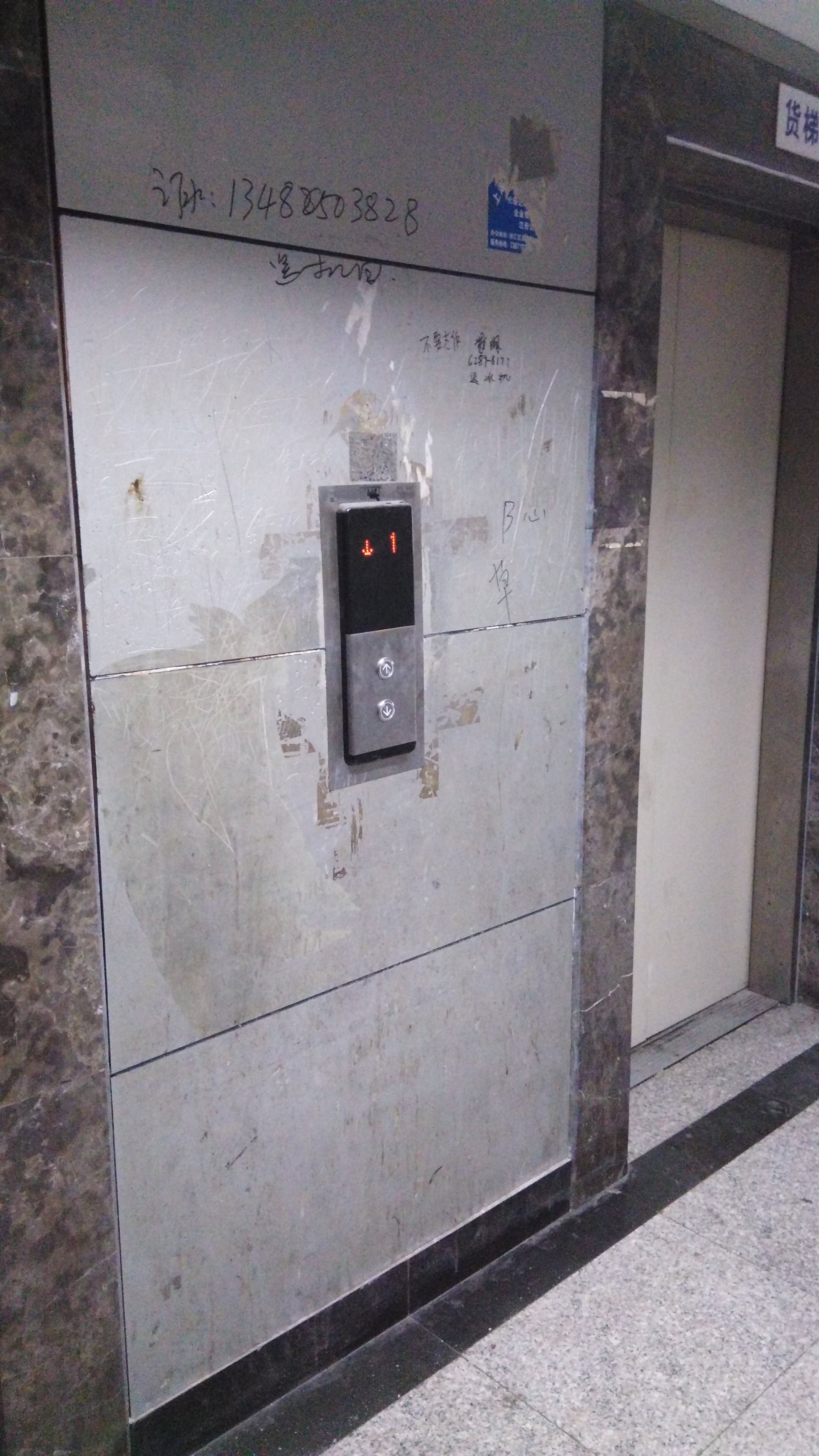 狮城怡安环线广场物业服务中心多措并举，解决了老旧楼宇的环境顽疾